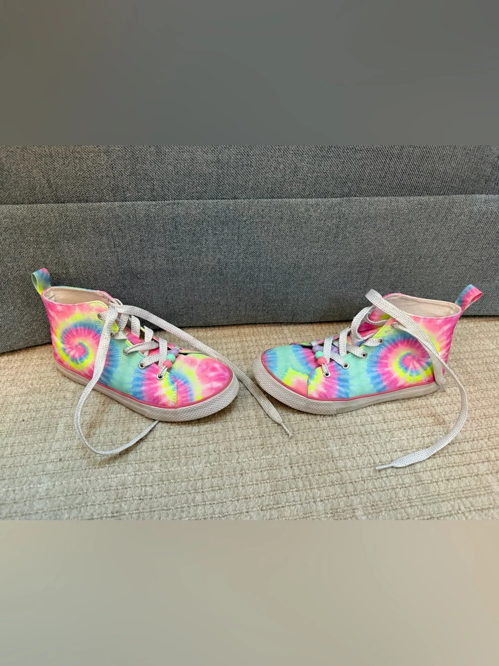 EUC THE CHILDRENS PLACE SIZE 3 BIG GIRL TIE DYE HIGH TOP SNEAKERS